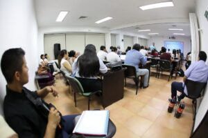 Estudiantes de la generación 05 de Administración Pública y Gobierno durante la clase de Economía para el Sector Público en el IAP Tabasco.
