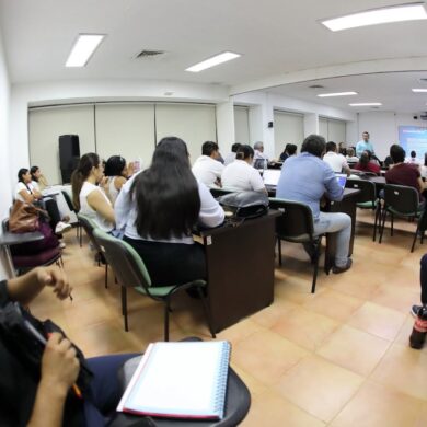 Estudiantes de la generación 05 de Administración Pública y Gobierno durante la clase de Economía para el Sector Público en el IAP Tabasco.