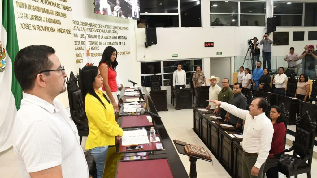 Edgar Iván Oropeza Díaz rinde protesta ante el Congreso de Tabasco como nuevo titular del Órgano Interno de Control del TET.