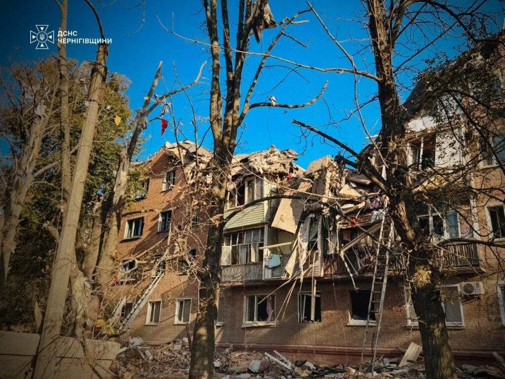Edificio residencial de varios pisos con parte del techo y los muros destruidos, fotografiado por servicios de emergencia de Cherníguiv, Ucrania.