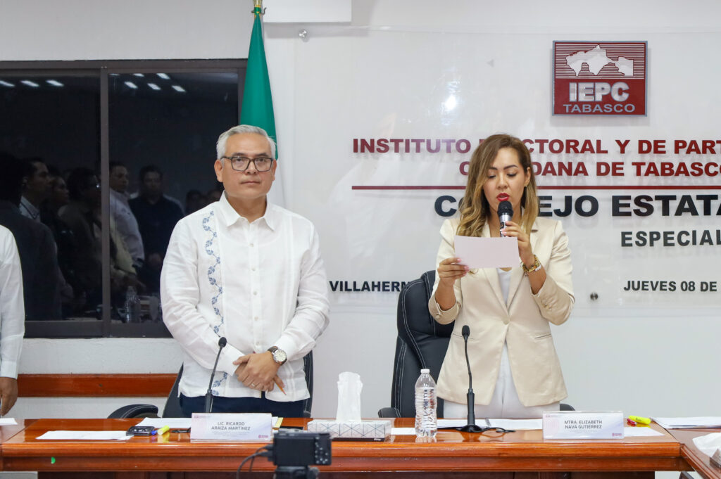 Elizabeth Nava Gutiérrez junto al funcionario que mantiene temporalmente las funciones de la Secretaría Ejecutiva durante una sesión del IEPCT.