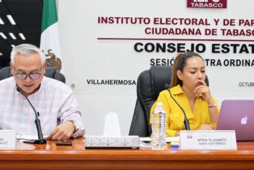 Elizabeth Nava Gutiérrez durante una sesión extraordinaria del IEPCT junto al funcionario que cubre temporalmente la Secretaría Ejecutiva.