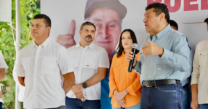El alcalde Roberto Ocaña Leyva acompaña al gobernador Javier May Rodríguez durante la jornada de atención ciudadana en El Cedro, Nacajuca.