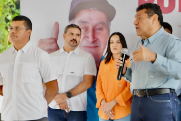 El alcalde Roberto Ocaña Leyva acompaña al gobernador Javier May Rodríguez durante la jornada de atención ciudadana en El Cedro, Nacajuca.