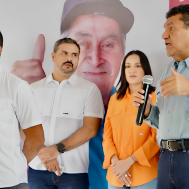 El alcalde Roberto Ocaña Leyva acompaña al gobernador Javier May Rodríguez durante la jornada de atención ciudadana en El Cedro, Nacajuca.