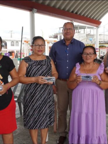 Jornada de entrega de lentes a habitantes del poblado Guaytalpa, en Nacajuca, Tabasco, el 15 de octubre de 2026.