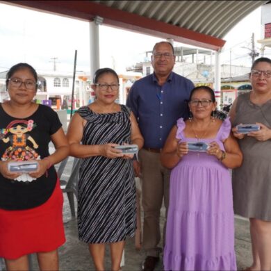 Jornada de entrega de lentes a habitantes del poblado Guaytalpa, en Nacajuca, Tabasco, el 15 de octubre de 2026.