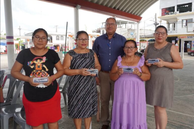 Jornada de entrega de lentes a habitantes del poblado Guaytalpa, en Nacajuca, Tabasco, el 15 de octubre de 2026.