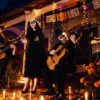 Serendipia con caracterización de catrines y catrinas, dos guitarras, voz y percusiones entre cempasúchil, velas y papel picado