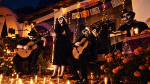 Serendipia con caracterización de catrines y catrinas, dos guitarras, voz y percusiones entre cempasúchil, velas y papel picado