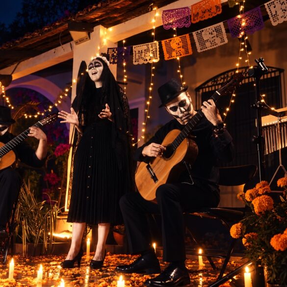 Serendipia con caracterización de catrines y catrinas, dos guitarras, voz y percusiones entre cempasúchil, velas y papel picado