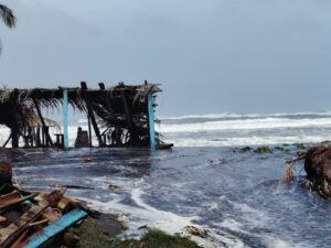 Estructura de palapa deteriorada rodeada por agua marina y fuerte oleaje en la costa de Tabasco, tras los efectos del frente frío 2.