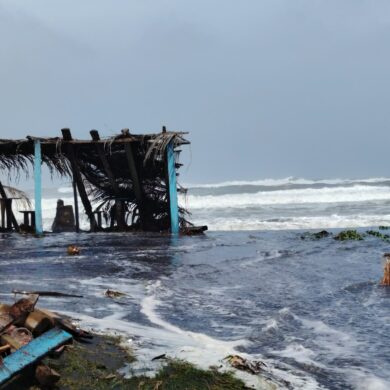Estructura de palapa deteriorada rodeada por agua marina y fuerte oleaje en la costa de Tabasco, tras los efectos del frente frío 2.