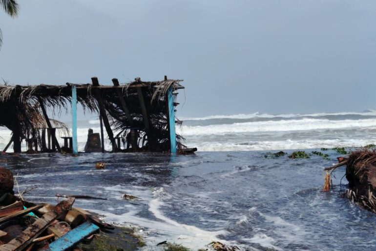 Estructura de palapa deteriorada rodeada por agua marina y fuerte oleaje en la costa de Tabasco, tras los efectos del frente frío 2.