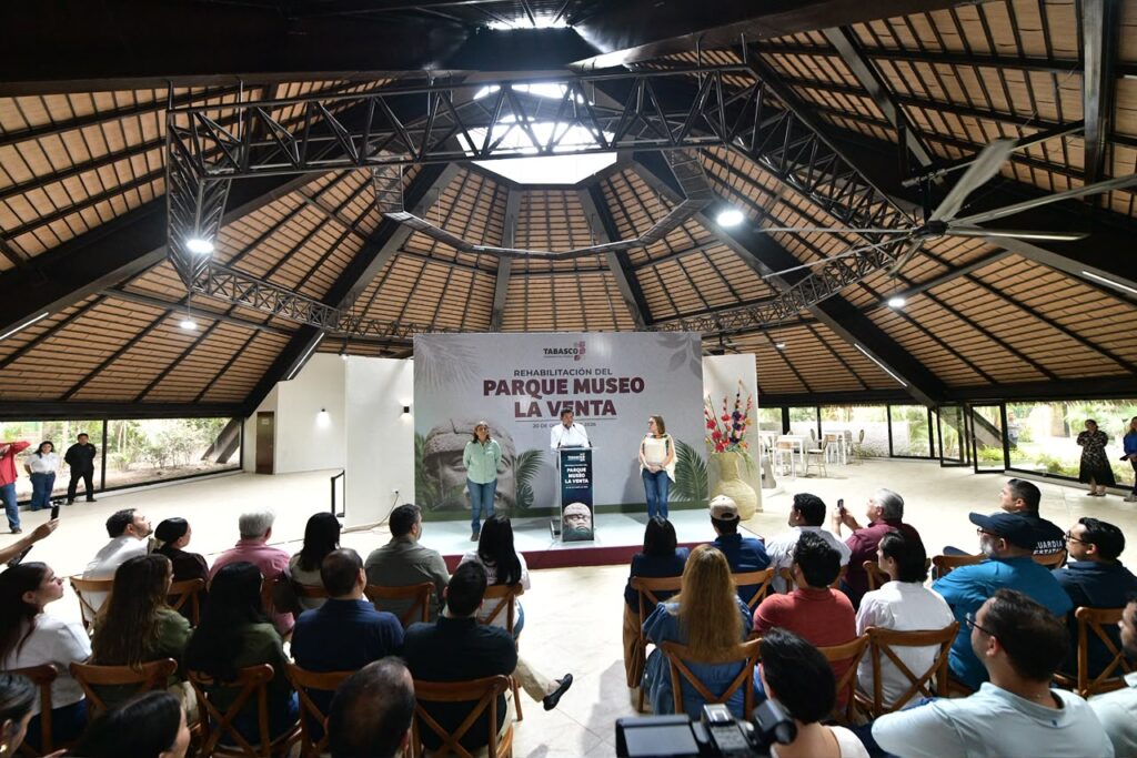 Evento de supervisión con podio y mampara de la rehabilitación del Parque Museo La Venta, fechada el 20 de octubre de 2026, frente a los asistentes