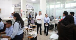 Carlos Efrain Reséndez Bocanegra durante el recorrido por juzgados civiles, familiares y mercantiles de Centro