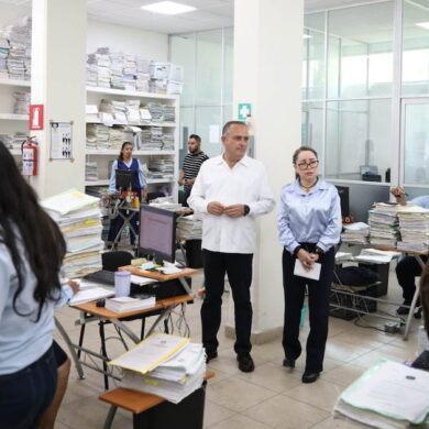 Carlos Efrain Reséndez Bocanegra durante el recorrido por juzgados civiles, familiares y mercantiles de Centro