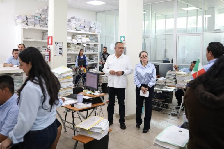 Carlos Efrain Reséndez Bocanegra durante el recorrido por juzgados civiles, familiares y mercantiles de Centro