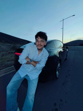Komanche, creador de contenido salvadoreño conocido por sus transmisiones de videojuegos y su participación en los Squid Craft Games.