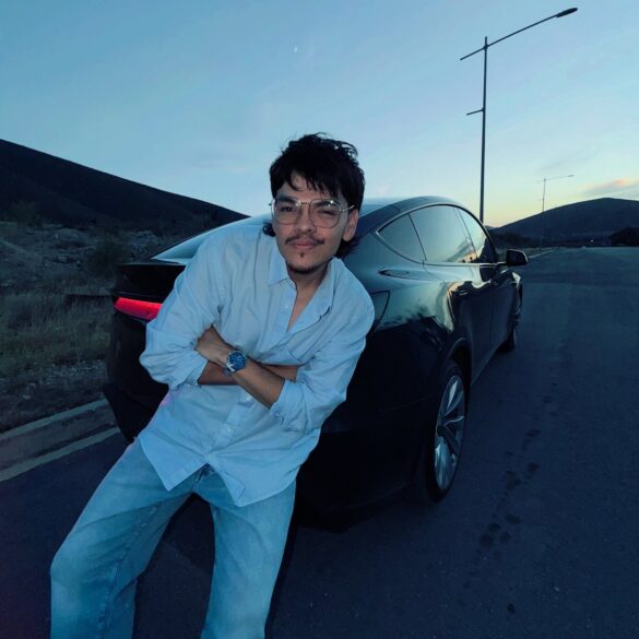 Komanche, creador de contenido salvadoreño conocido por sus transmisiones de videojuegos y su participación en los Squid Craft Games.