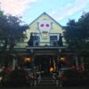 Casa de Westfield, Nueva Jersey, decorada con una enorme calavera, figuras oscuras y esqueletos durante las celebraciones de Halloween.