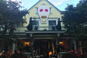 Casa de Westfield, Nueva Jersey, decorada con una enorme calavera, figuras oscuras y esqueletos durante las celebraciones de Halloween.