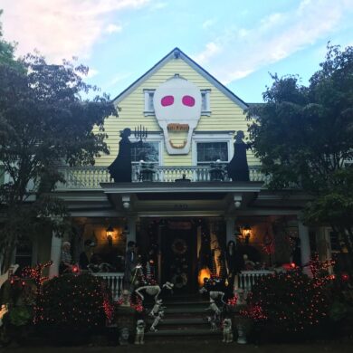 Casa de Westfield, Nueva Jersey, decorada con una enorme calavera, figuras oscuras y esqueletos durante las celebraciones de Halloween.