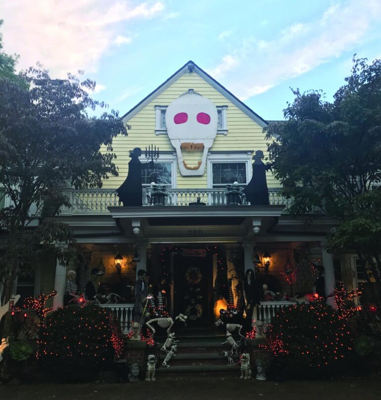 Casa de Westfield, Nueva Jersey, decorada con una enorme calavera, figuras oscuras y esqueletos durante las celebraciones de Halloween.