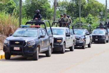 Convoy de patrullas de la Guardia Estatal con elementos del Ejército a bordo recorre una calle de Tabasco