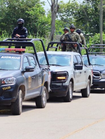 Convoy de patrullas de la Guardia Estatal con elementos del Ejército a bordo recorre una calle de Tabasco
