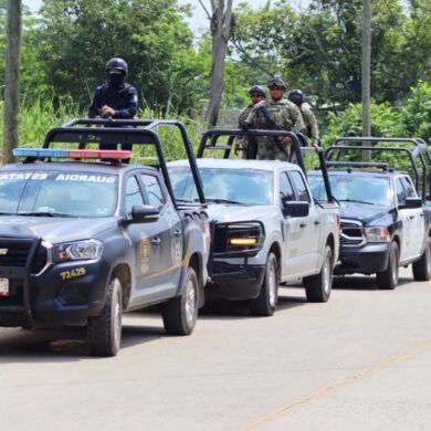 Convoy de patrullas de la Guardia Estatal con elementos del Ejército a bordo recorre una calle de Tabasco