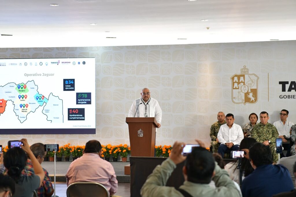El fiscal general de Tabasco, Óscar Tonathiu Vázquez Landeros, expone los resultados del Operativo Jaguar con mapa de municipios, cateos y aprehensiones