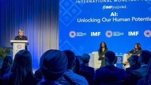 Funcionarios del Fondo Monetario Internacional presentan las Perspectivas de la Economía Mundial 2026 durante las reuniones anuales del FMI y el Banco Mundial en Tailandia.