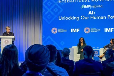 Funcionarios del Fondo Monetario Internacional presentan las Perspectivas de la Economía Mundial 2026 durante las reuniones anuales del FMI y el Banco Mundial en Tailandia.
