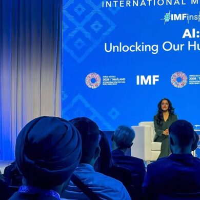 Funcionarios del Fondo Monetario Internacional presentan las Perspectivas de la Economía Mundial 2026 durante las reuniones anuales del FMI y el Banco Mundial en Tailandia.