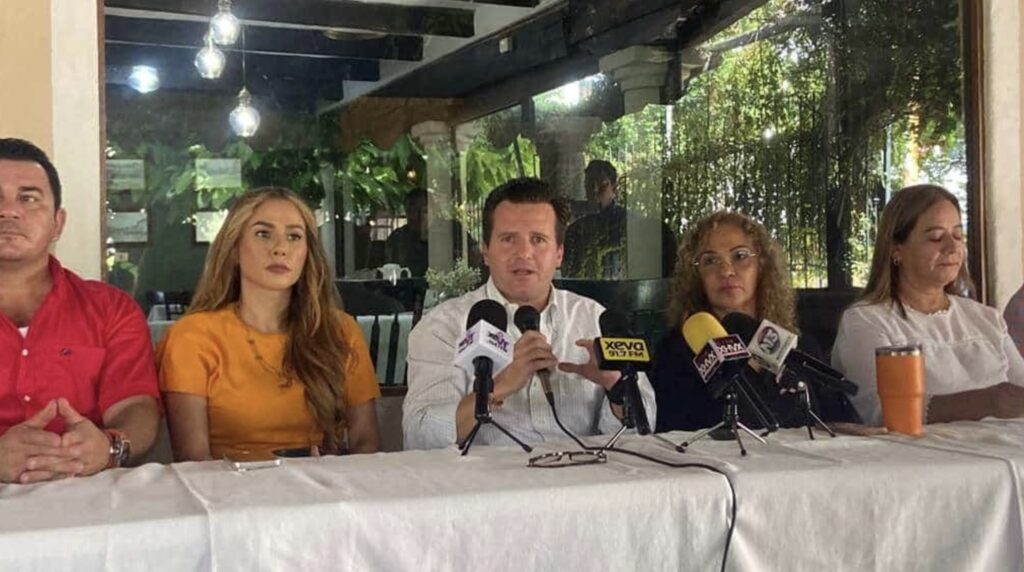 Gerardo Gaudiano Rovirosa participa en una conferencia de prensa con integrantes de Movimiento Ciudadano en Tabasco.