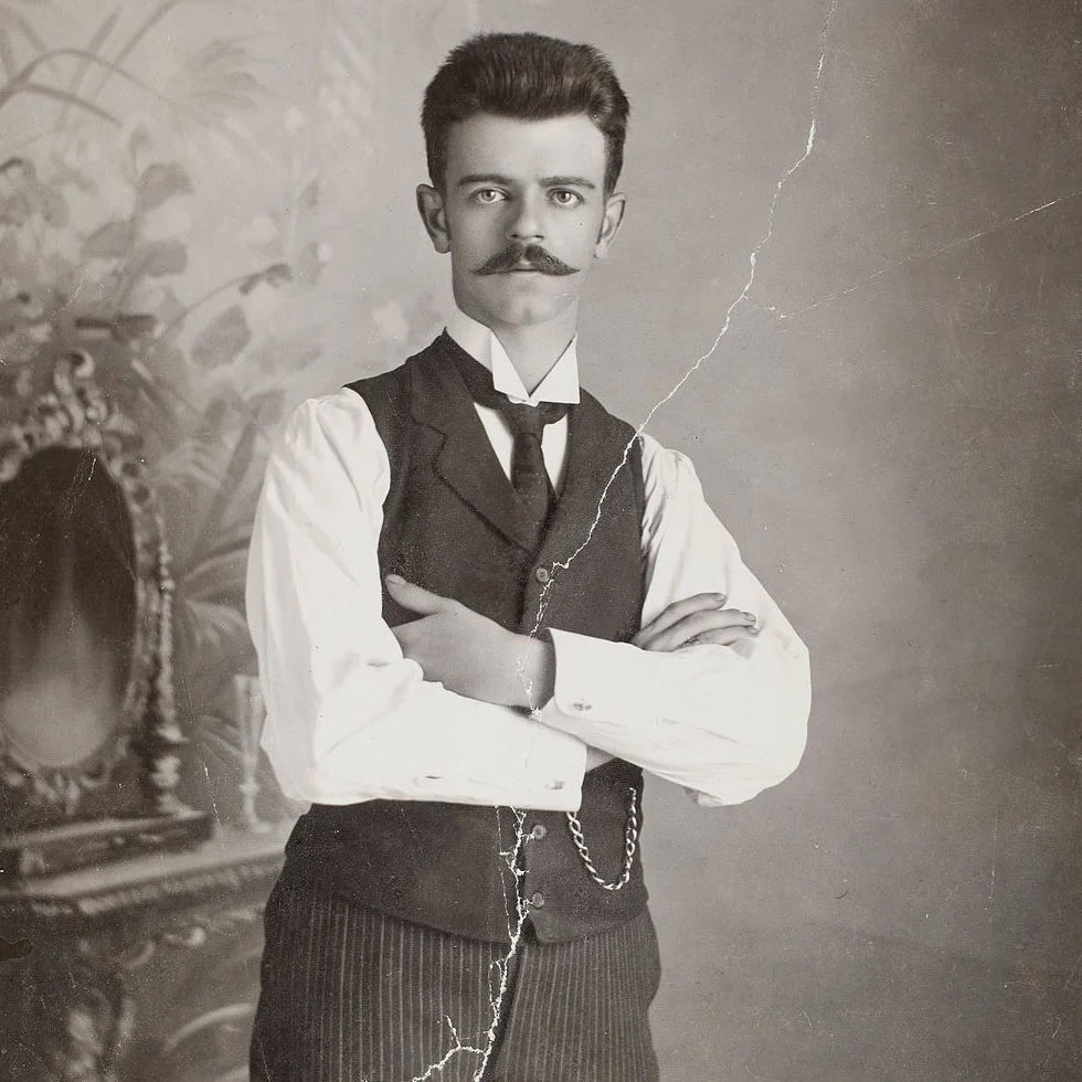Retrato histórico en blanco y negro de Guillermo Kahlo joven, con bigote, cabello oscuro y traje.