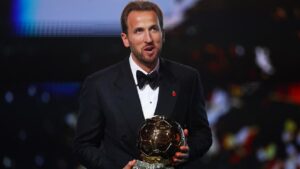 Harry Kane, delantero del Bayern Múnich, sostiene el Balón de Oro 2026 durante la gala en Londres
