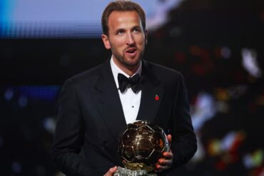 Harry Kane, delantero del Bayern Múnich, sostiene el Balón de Oro 2026 durante la gala en Londres