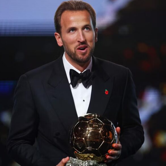Harry Kane, delantero del Bayern Múnich, sostiene el Balón de Oro 2026 durante la gala en Londres