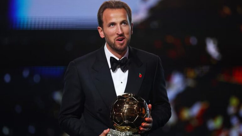 Harry Kane, delantero del Bayern Múnich, sostiene el Balón de Oro 2026 durante la gala en Londres
