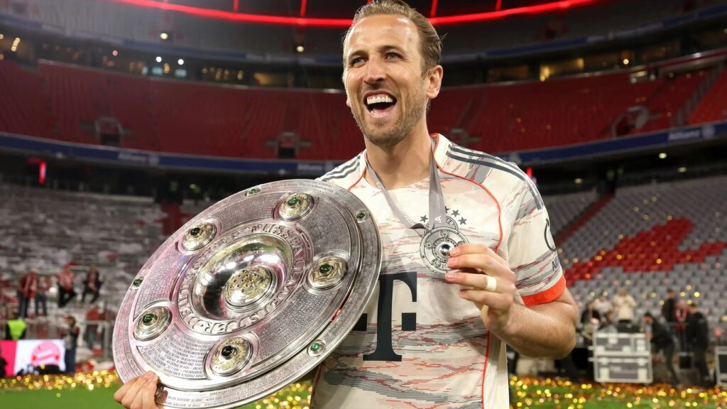 Harry Kane sonríe con la Ensaladera de campeón de la Bundesliga y su medalla en el Allianz Arena