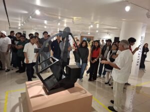 Participantes del programa Villa Universitaria Vive el Barrio Mágico durante la introducción histórica de Villahermosa en el Centro Cultural Villahermosa