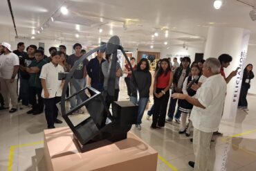 Participantes del programa Villa Universitaria Vive el Barrio Mágico durante la introducción histórica de Villahermosa en el Centro Cultural Villahermosa