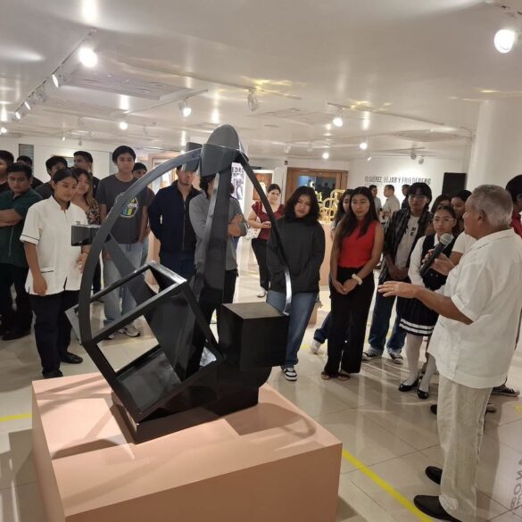 Participantes del programa Villa Universitaria Vive el Barrio Mágico durante la introducción histórica de Villahermosa en el Centro Cultural Villahermosa