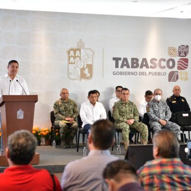 Alejandro Leal López, secretario de Seguridad de Tabasco, presenta en el atril el informe de homicidios dolosos de octubre de 2026 ante el Gabinete de Seguridad
