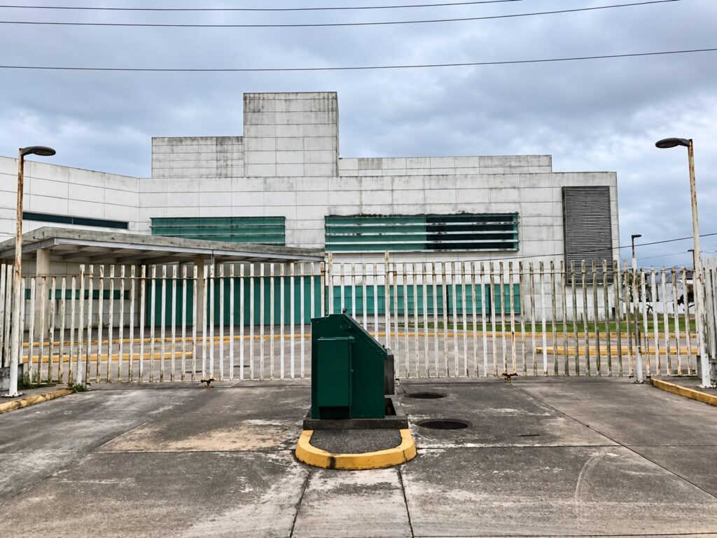 Fachada principal del nuevo Hospital General de Cárdenas, con sus accesos, explanada y edificios terminados.
