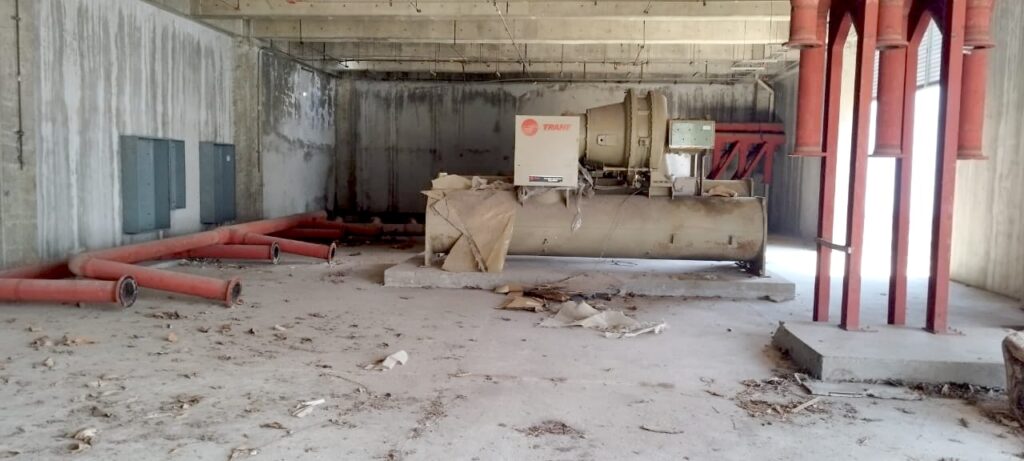 Fachada del Hospital General de Cárdenas cuando permanecía inconcluso, con rejas exteriores y señales de deterioro.
