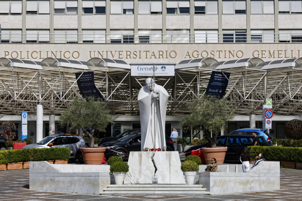 Fachada del Policlínico Universitario Agostino Gemelli de Roma, hospital donde fue operado el papa León XIV.
