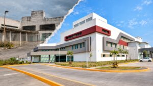 Vista aérea del nuevo Hospital General de Cárdenas, Tabasco, con sus edificios, accesos y áreas exteriores terminadas.